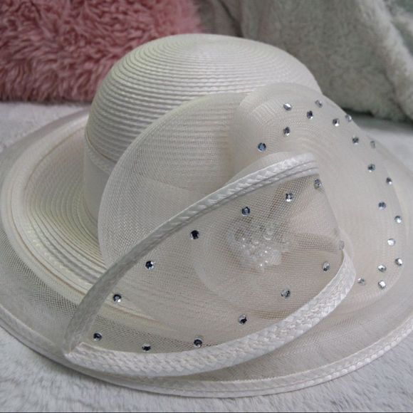 Vintage white woven mesh hat with crystal decorations and bow with accents - Picture 4 of 15